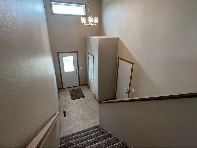 1512 Keystone Cir NE — Photo 3