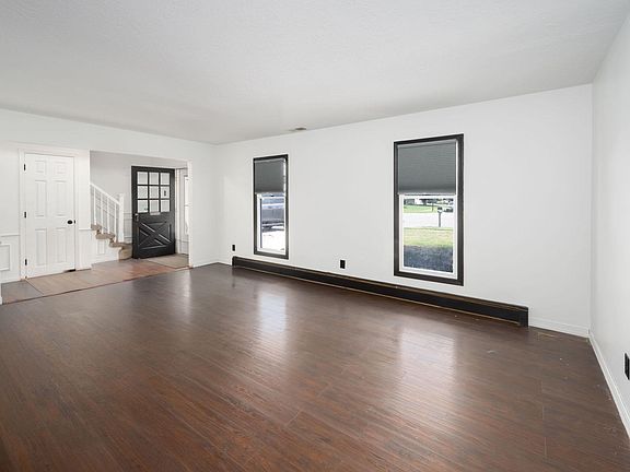 3rd image of 6719 Lake Crest Ct