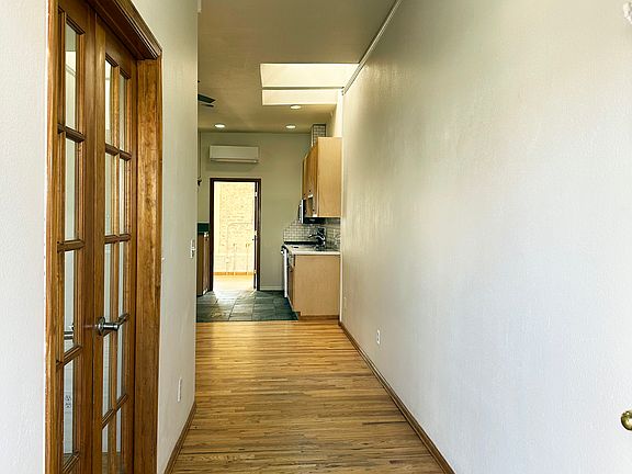 2nd image of 722 W 5th Ave