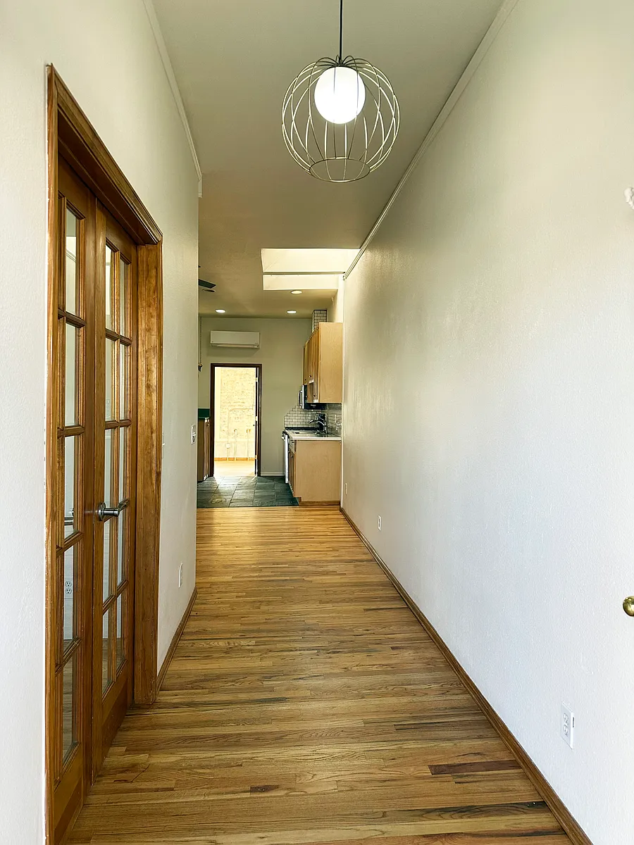 Building Photo - 722 W 5th Ave
