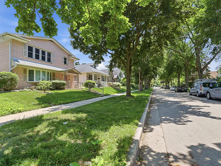 4536 N Larkin St — Photo 26