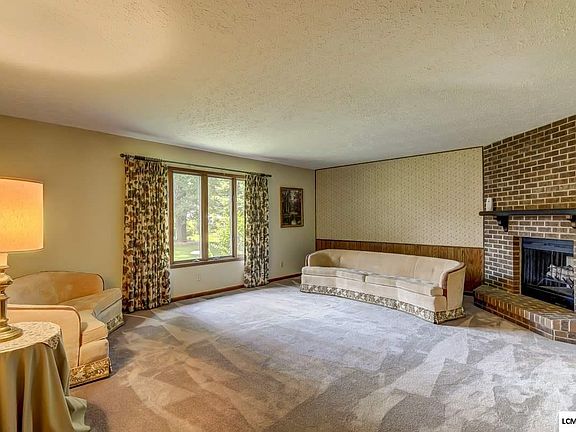 5th image of 220 Crestwood Dr