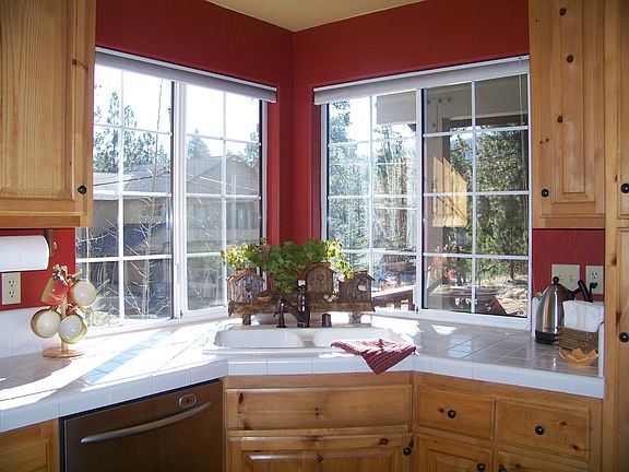 Light, bright kitchen!!