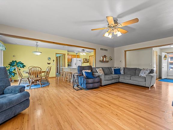 5th image of 1004 N Oak Creek Dr