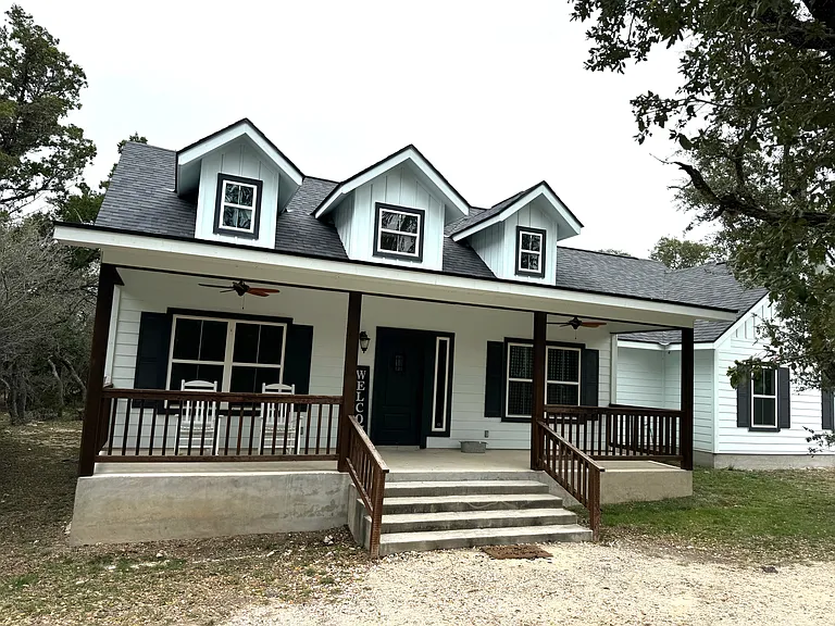914 Bear Springs Trl — Photo 1