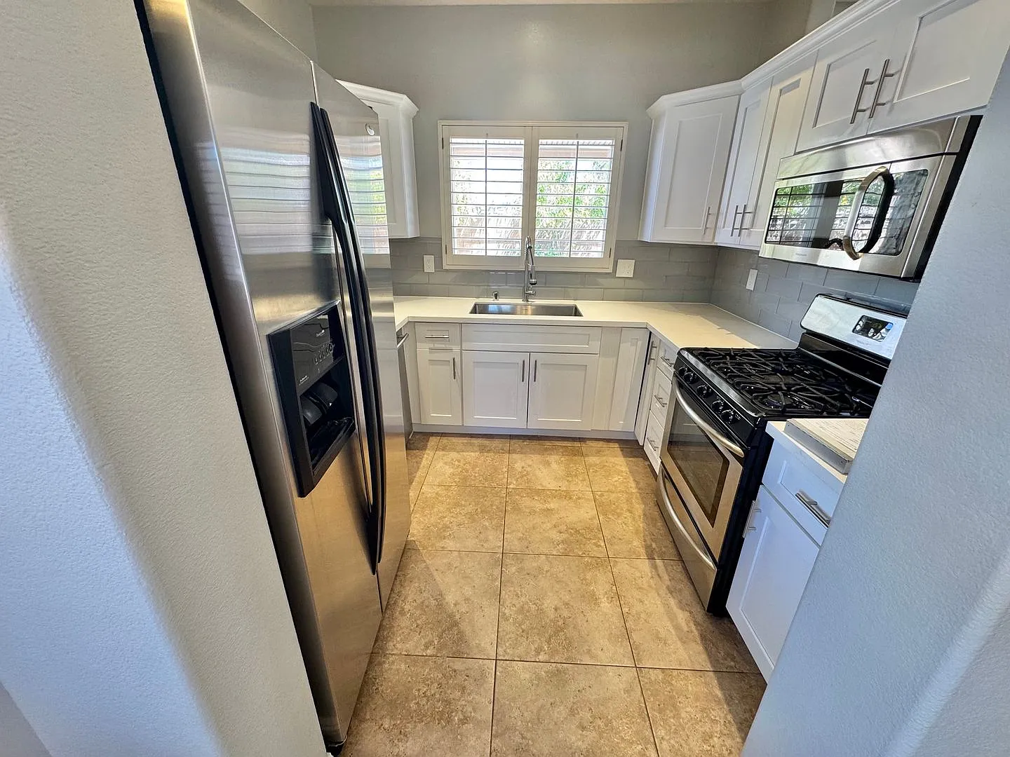 Stunning 2 Bedrooms 2.5 Bathrooms Two Story Townhouse In Gated Community! — Photo 2