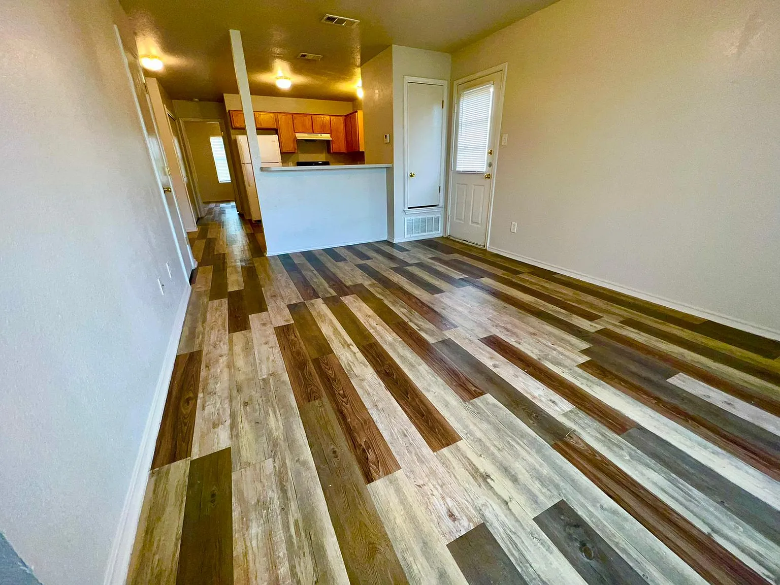 3 bed, 850 sqft, $1,099 — Photo 3