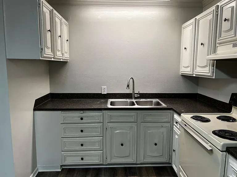 423 N Main St — Photo 6