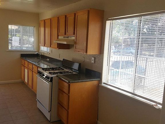 2nd image of 341 Las Palmas Ave