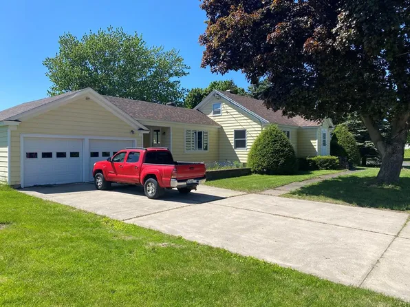 35 State St, Malone, NY 12953