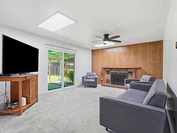 3rd image of 4546 Freeway Cir