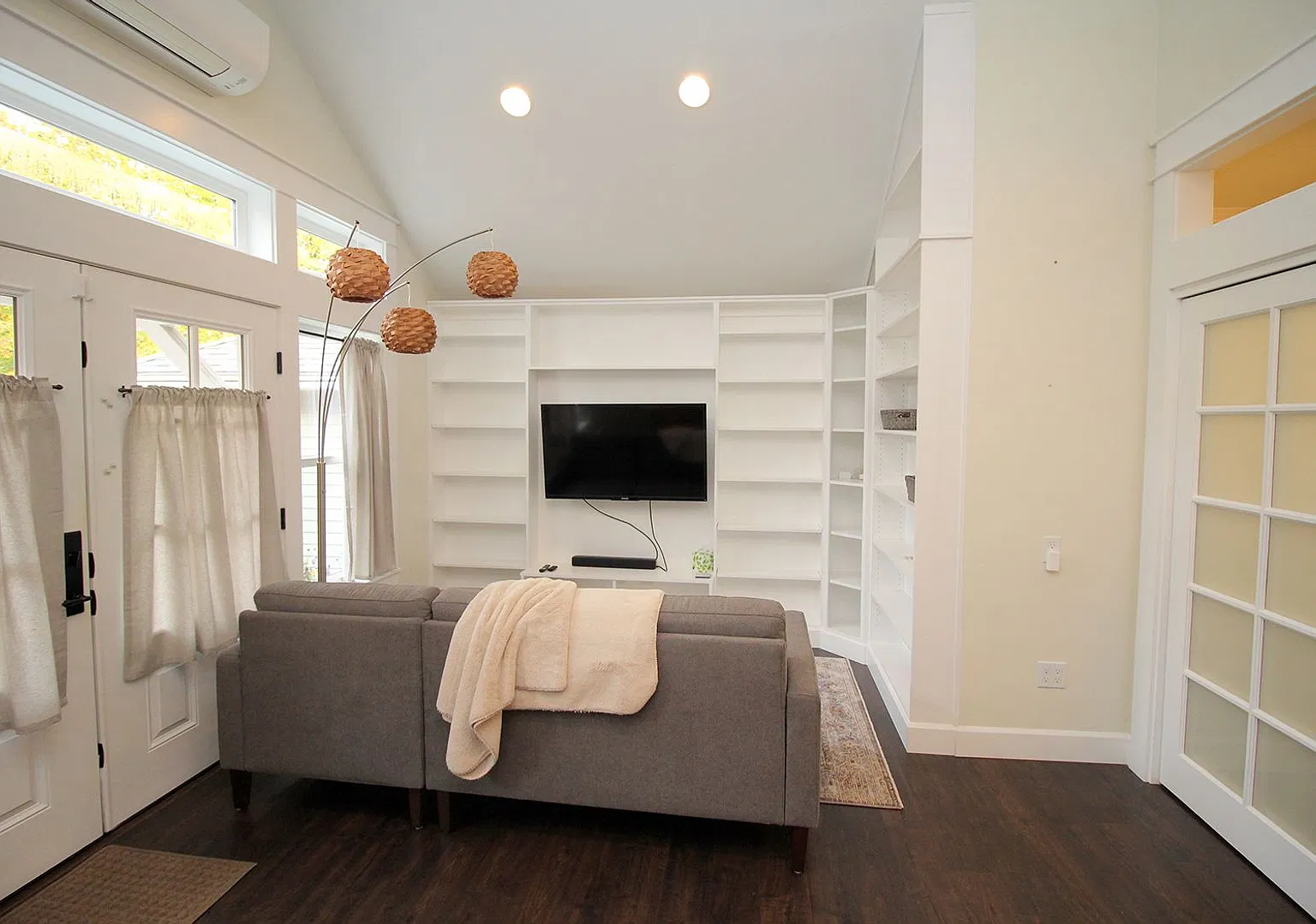 Fully Furnished Spacious Adu Located In The Heart Of Portland's Historic Laurelhurst Neighborhood! — Photo 4