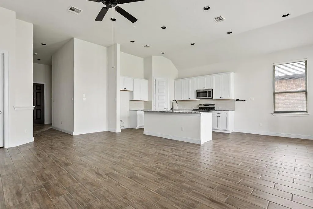 3 bed, 2.0 bath, 1608 sqft, $2,200 — Photo 4