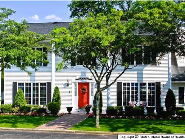 105 Woodvale Loop image 1 of 20