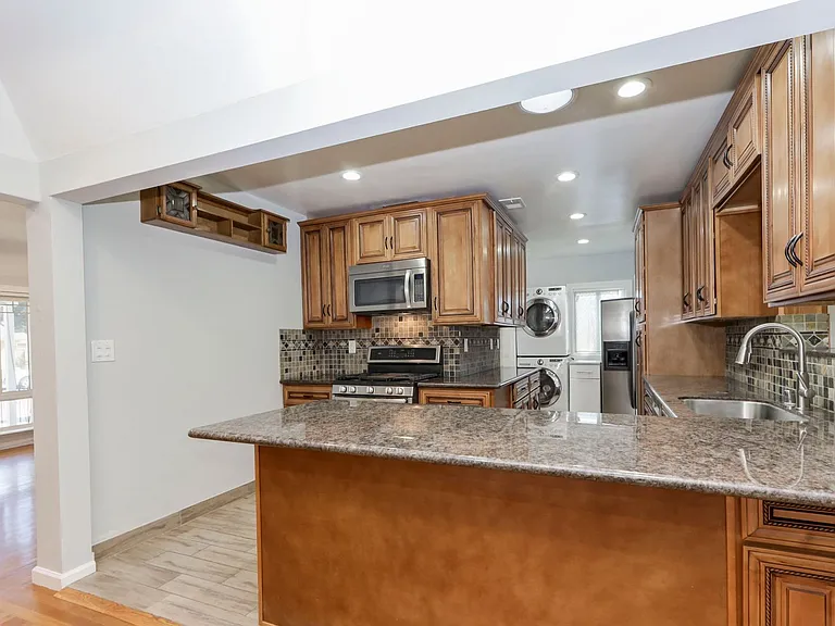 88 Southgate St — Photo 14