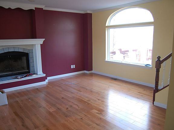 Living room w/fireplace