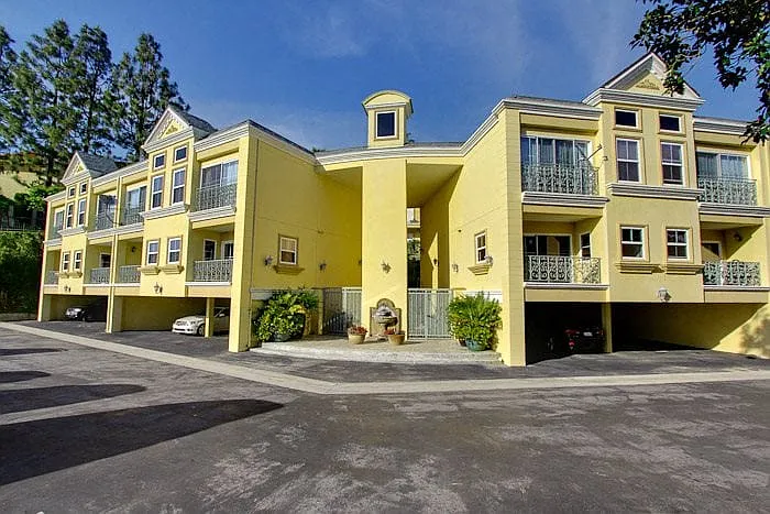 2301 Roscomare — Photo 3