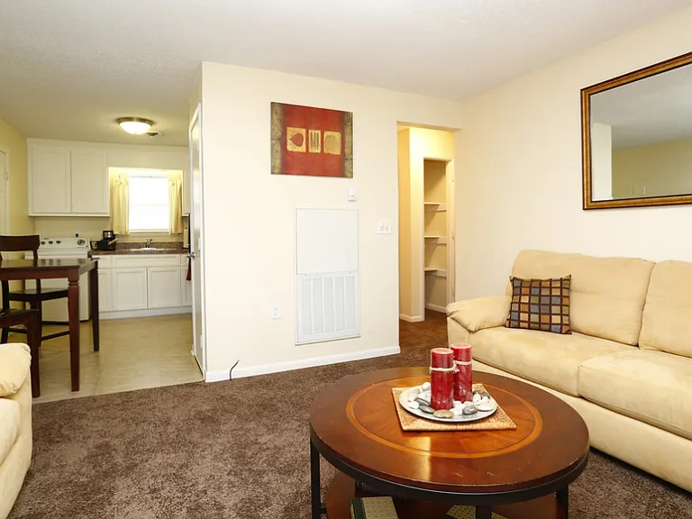 Lakeside Villas Apartments — Photo 9