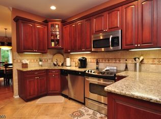 8 Stepping Ridge Dr, Fairfield, NJ 07004