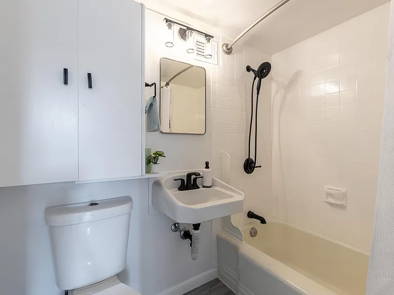 445 Kaiolu St #604 — Photo 4