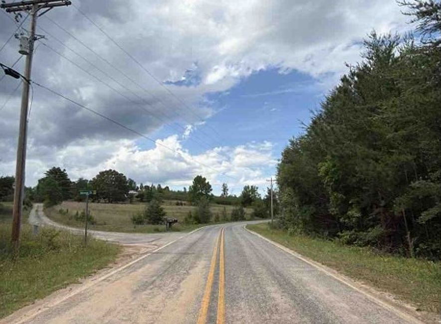 2nd image of 525 Hamilton Rd