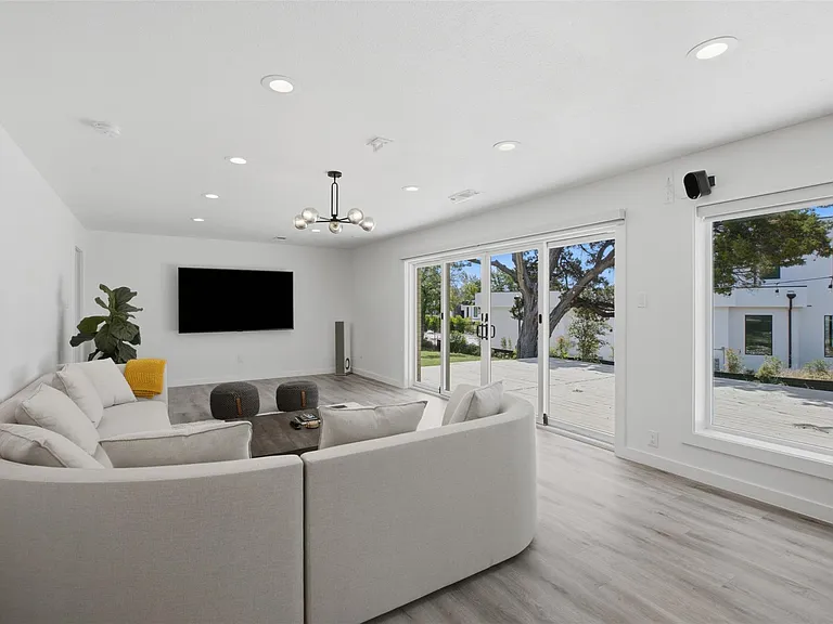 8901 Grandview Dr — Photo 16