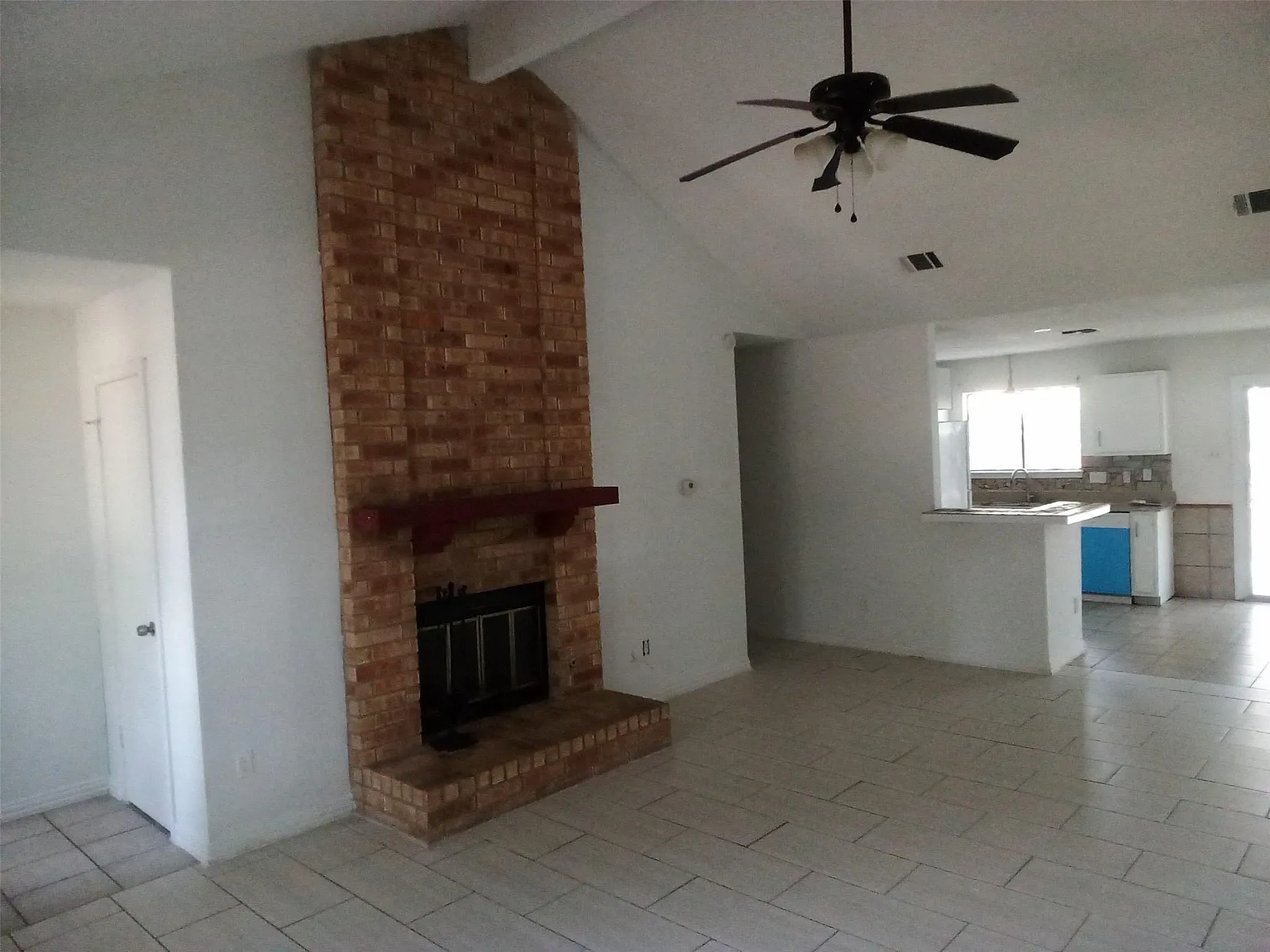 3 bed, 2.0 bath, 1362 sqft, $2,000 — Photo 4