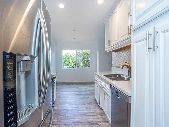2nd image of 6133 Whitsett Ave APT 18