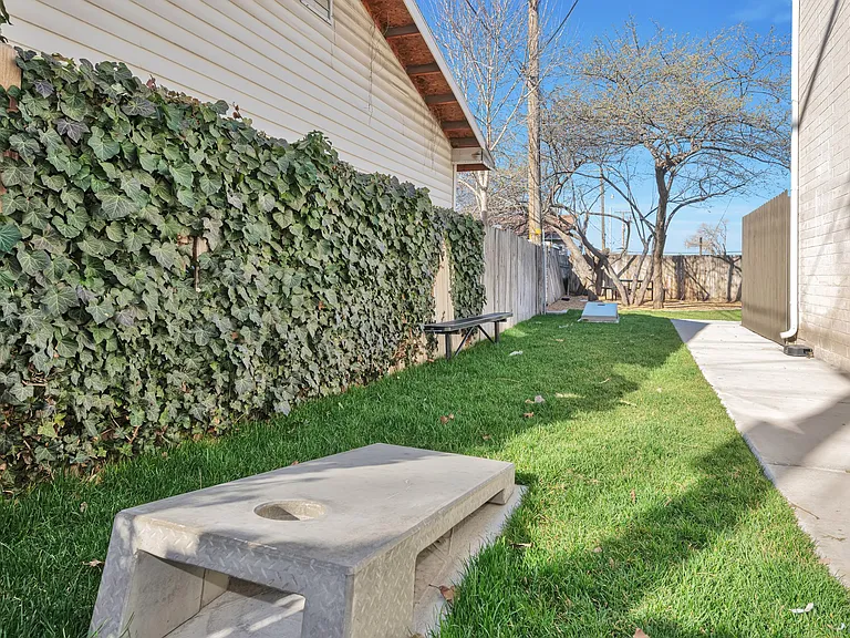 Townhouse Court — Photo 18
