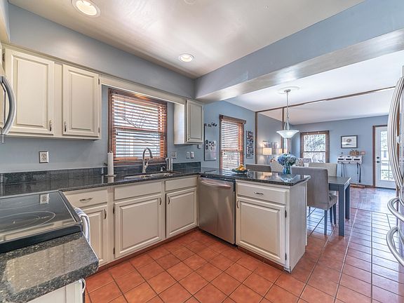 5th image of 323 Pebble Creek Dr