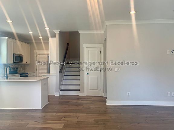 3rd image of 443 Como Dr