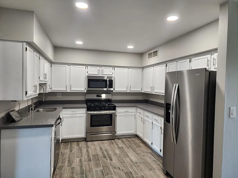 1041 W Elna Rae St — Photo 5