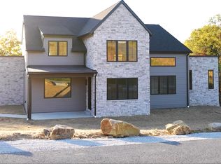 8 Hazel Ln, Morgantown, WV 26508