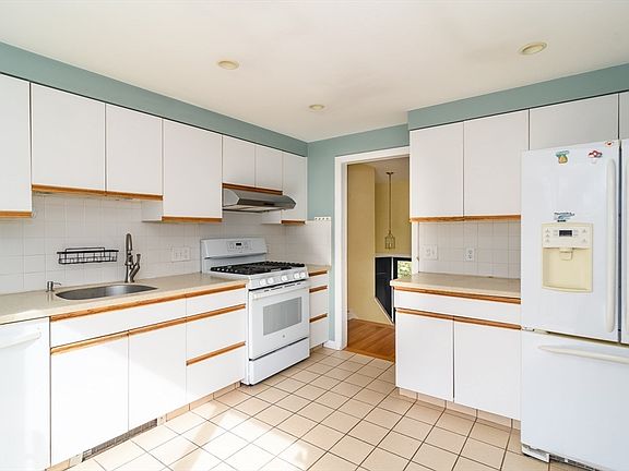 4th image of 7 Gregory Ln