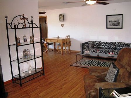 spacious livingroom & diningroom