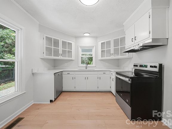5th image of 1303 S Sterling St