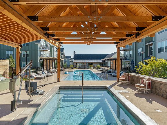 Park 40 Outdoor Swimming Pool and Spa