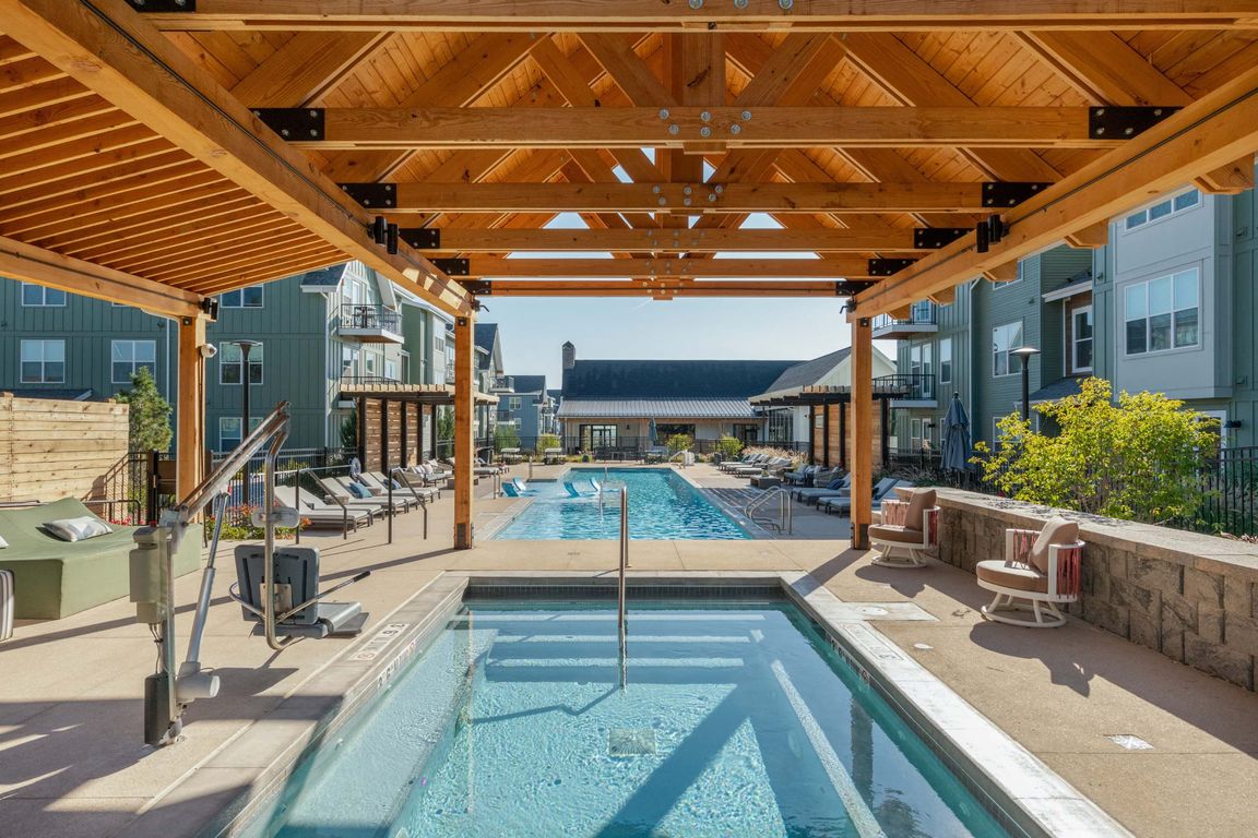 Park 40 Outdoor Swimming Pool and Spa
