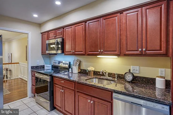 807 Stockbridge Dr — Photo 4