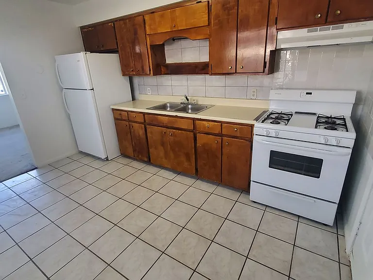 1416 E H St — Photo 12