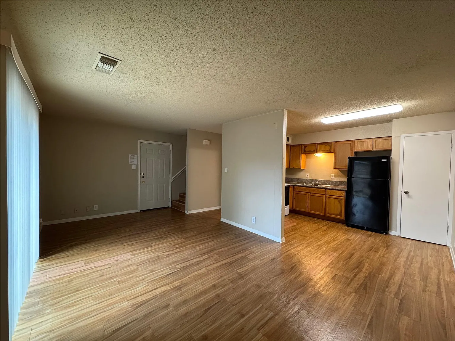 2 bed, 1.5 bath, 903 sqft, $1,667 — Photo 4