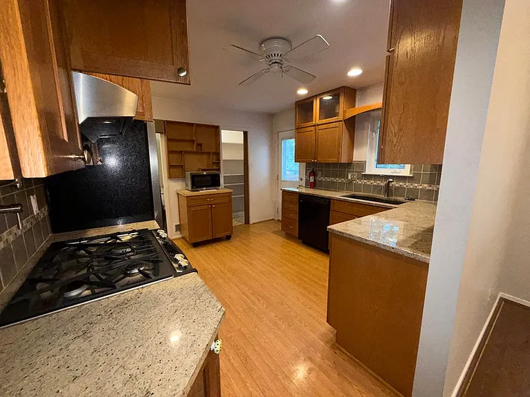 741 Woods Ct — Photo 6