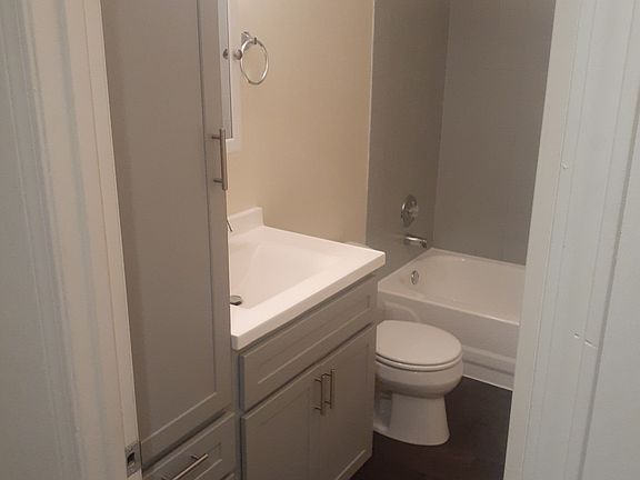 4th image of 1900 Mallinckrodt St #C