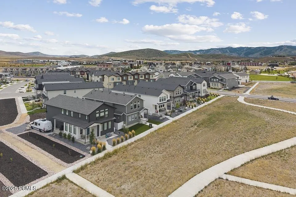 3 bed, 3.5 bath, 2940 sqft, $4,850 — Photo 3