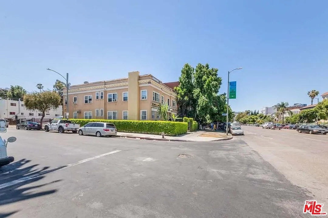 1 bed, 1.0 bath, 800 sqft, $1,990 — Photo 2