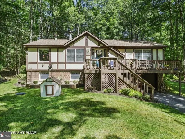 137 Outer Dr, Pocono Lake, PA 18347