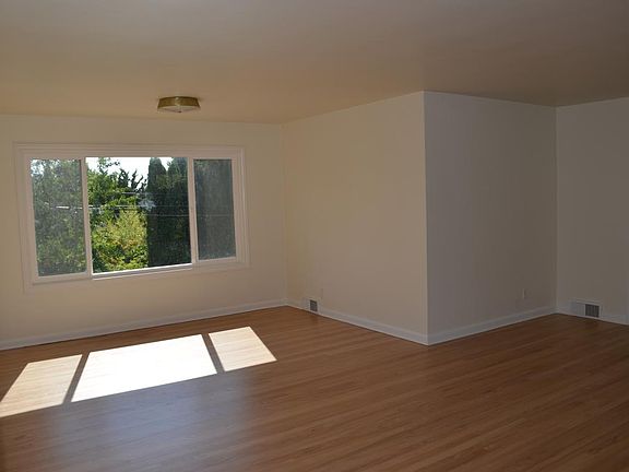 Light and bright living room and dining area