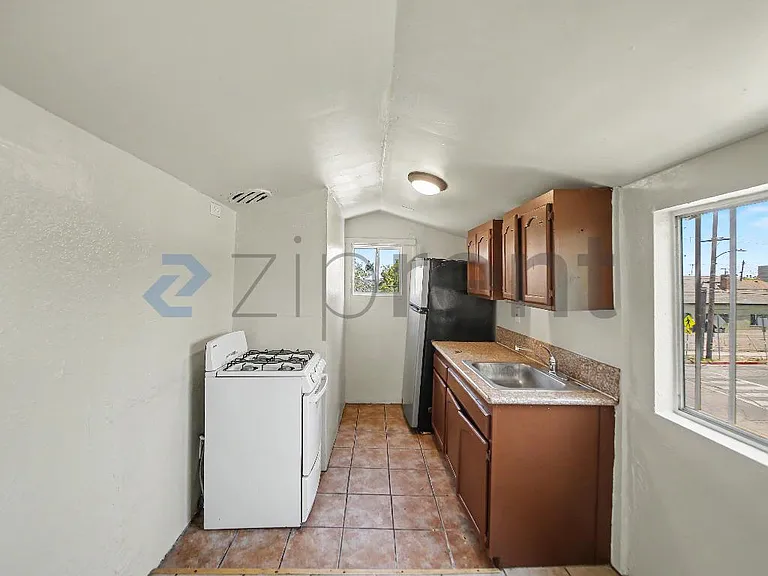 1251 E 59th Pl #B — Photo 5