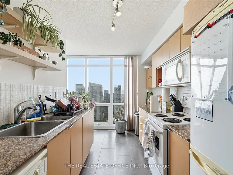 15 Fort York Blvd #4212 — Photo 7
