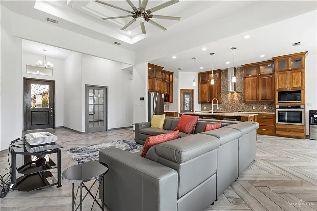 4 bed, 4.0 bath, 2494 sqft, $2,950 — Photo 3
